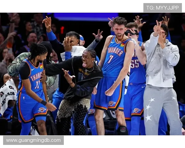 勇士与快船激战11月5日NBA赛场巅峰对决引发球迷热议 勇士与快船激战11月5日NBA赛场巅峰对决引发球迷热议